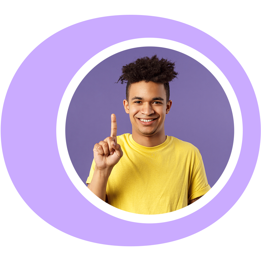 mann mit brille popelt in der nase